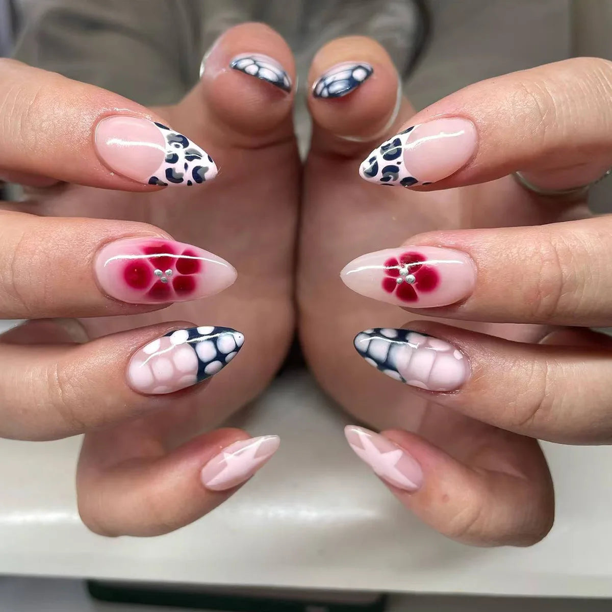 French Fake Nails Red Five-pointed Star False Nails Full Cover Press on Nail Tips y2k Nail Art Almond Artificial Nail Patches